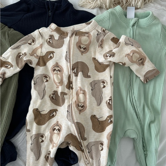 Newborn onesies (up to 7lbs) - Picture 5 of 6
